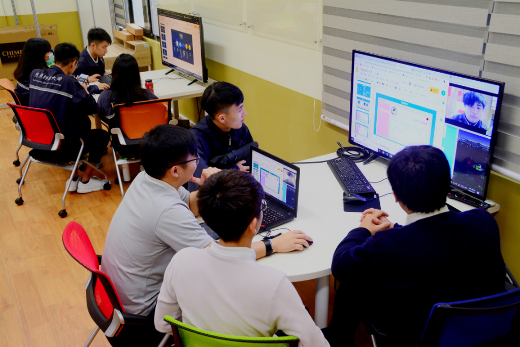 因應武漢肺炎疫情,中港澳學生來不及返校上課,資訊科技與管理系使用線上簡報與視訊,師生進行專題研究。 圖:慈濟科大/提供 因應武漢肺炎疫情,中港澳學生來不及返校上課,資訊科技與管理系使用線上簡報與視訊,師生進行專題研究。 圖:慈濟科大/提供