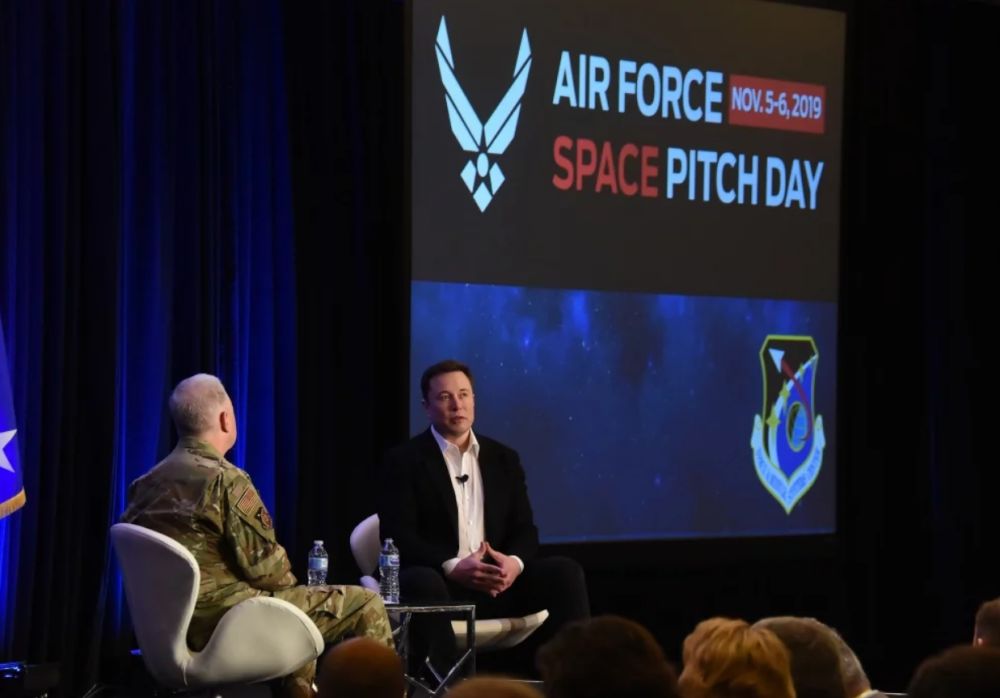 SpaceX和特斯拉創辦人艾隆‧馬斯克(右)攜手美國太空與導彈系統中心司令約翰‧湯普森,舉辦公開座談會,針對美國全球軍事地位問題,交換意見。 圖:翻攝自環球時報網站 SpaceX和特斯拉創辦人艾隆‧馬斯克(右)攜手美國太空與導彈系統中心司令約翰‧湯普森,舉辦公開座談會,針對美國全球軍事地位問題,交換意見。 圖:翻攝自環球時報網站