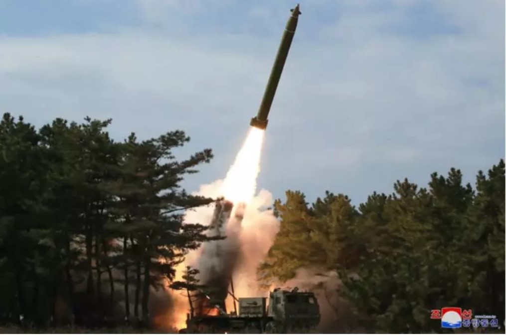 朝鮮國防科學院去年10月和11月底試射過的「超大型火箭炮」也出現在這次火砲打擊訓練。 圖:翻攝自朝中社官網 朝鮮國防科學院去年10月和11月底試射過的「超大型火箭炮」也出現在這次火砲打擊訓練。 圖:翻攝自朝中社官網