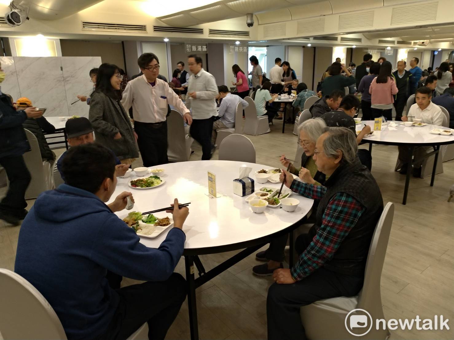 新北市府員工餐廳自今天起桌數減半,每桌只坐4人。 圖:王峻昌/攝 新北市府員工餐廳自今天起桌數減半,每桌只坐4人。 圖:王峻昌/攝