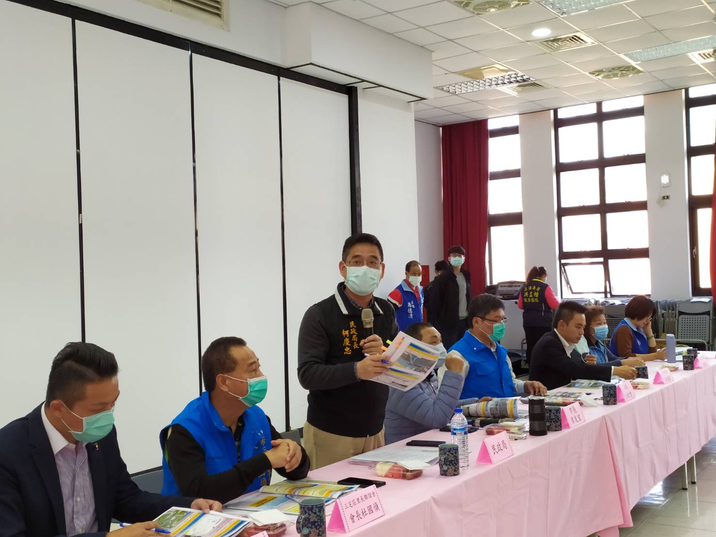 新北市府團隊至三芝與里長座談,民政局長柯慶忠說明地方反映意見的解決情形。 圖:新北市民政局提供 新北市府團隊至三芝與里長座談,民政局長柯慶忠說明地方反映意見的解決情形。 圖:新北市民政局提供