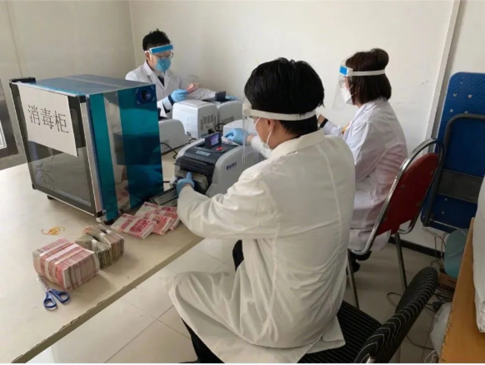 中國大陸各銀行皆要遵守鈔票消毒洗澡流程 圖:翻攝自新華視點 中國大陸各銀行皆要遵守鈔票消毒洗澡流程 圖:翻攝自新華視點