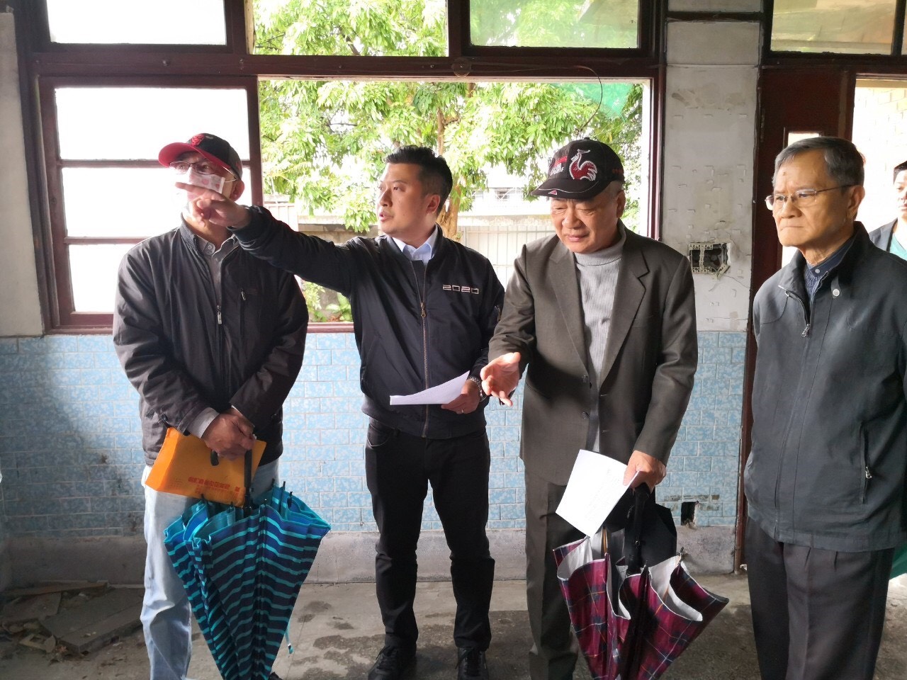 新北市議員張志豪(左二)、中和庄文史協會理事長黃政瑞(右一)及金門縣政府、新北市政府官員會勘太武山莊。 圖:張志豪研究室/提供 新北市議員張志豪(左二)、中和庄文史協會理事長黃政瑞(右一)及金門縣政府、新北市政府官員會勘太武山莊。 圖:張志豪研究室/提供