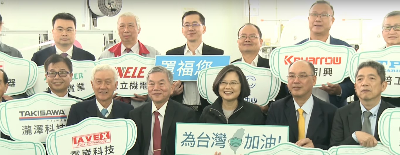 蔡英文總統(前排右3)5日參訪「口罩生產國家隊」建置情況,與業者合影。 圖:擷取自蔡英文YOUTUBE 蔡英文總統(前排右3)5日參訪「口罩生產國家隊」建置情況,與業者合影。 圖:擷取自蔡英文YOUTUBE