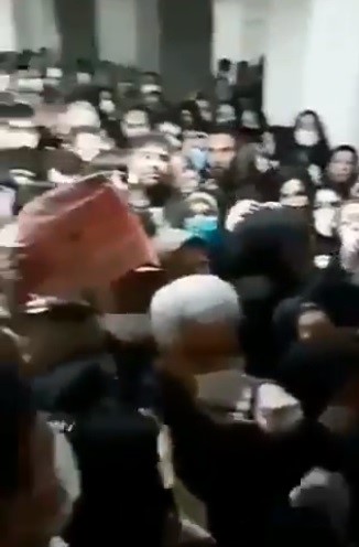 隨著武漢肺炎疫情升溫,網傳伊朗某間醫院被民眾擠爆,可見其醫療系統難以負荷。 圖:翻攝自微博 隨著武漢肺炎疫情升溫,網傳伊朗某間醫院被民眾擠爆,可見其醫療系統難以負荷。 圖:翻攝自微博