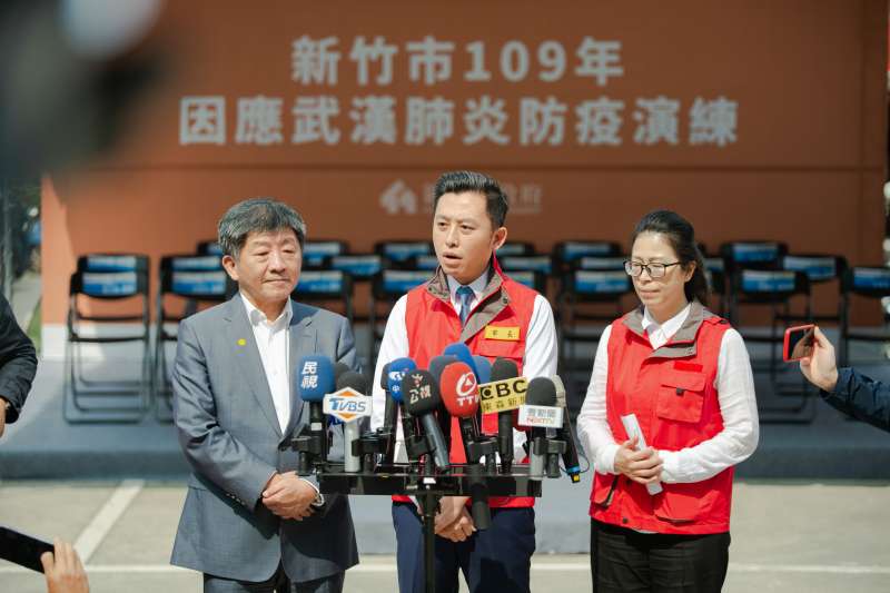 中央流行疫情指揮中心指揮官陳時中(左一)7日與新竹市長林智堅(左二)前往新竹馬偕紀念醫院參加防疫演練。 圖:新竹市政府/提供 中央流行疫情指揮中心指揮官陳時中(左一)7日與新竹市長林智堅(左二)前往新竹馬偕紀念醫院參加防疫演練。 圖:新竹市政府/提供