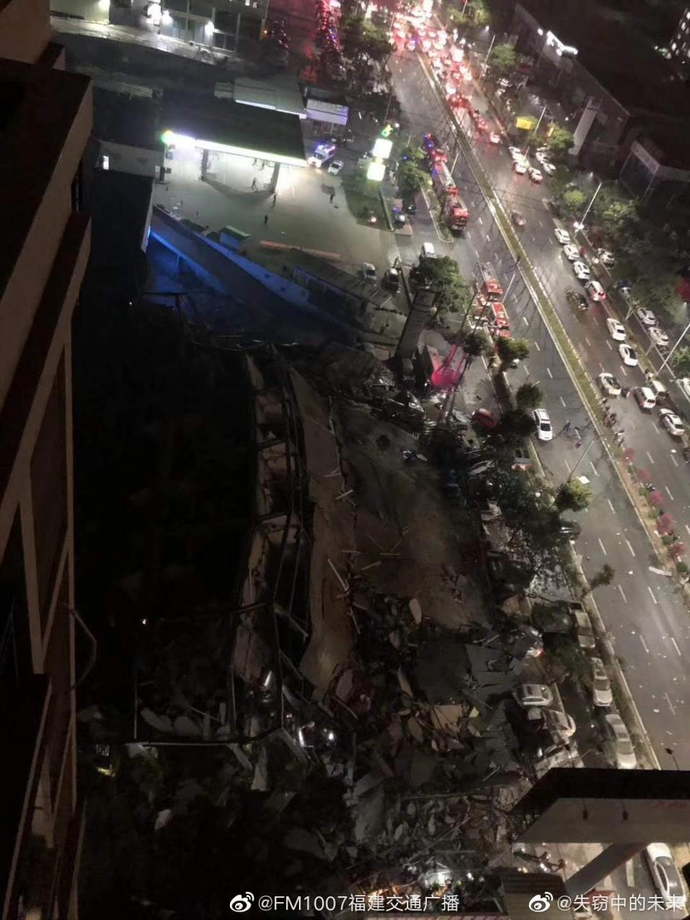 欣佳酒店整幢完全倒塌,多人被困,持續救援中。 圖:翻攝自微博 欣佳酒店整幢完全倒塌,多人被困,持續救援中。 圖:翻攝自微博