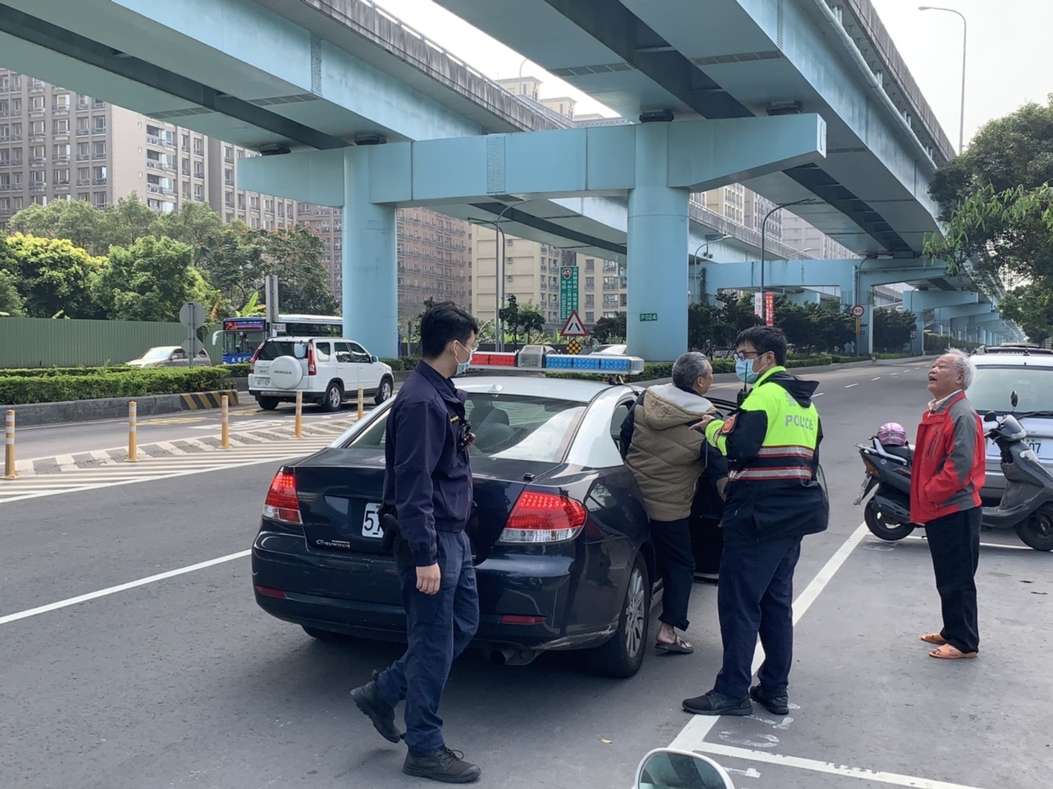 新莊分局員將偷排水肥業者帶回警局。 圖:新北市環保局提供 新莊分局員將偷排水肥業者帶回警局。 圖:新北市環保局提供