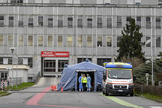 有網友上傳照片指出,義大利倫巴底大區急診室病患35%不到65歲,顯示醫療體系接近崩潰邊緣。 圖:翻攝自Odysseus推特 有網友上傳照片指出,義大利倫巴底大區急診室病患35%不到65歲,顯示醫療體系接近崩潰邊緣。 圖:翻攝自Odysseus推特