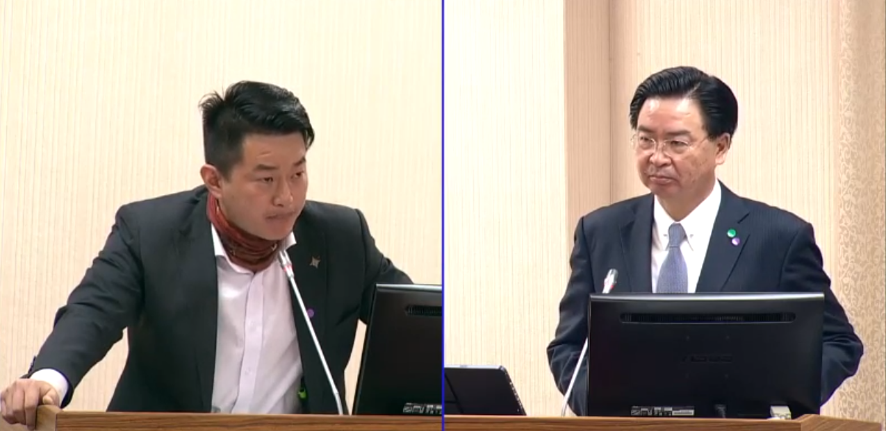台灣基進立委陳柏惟(左)在立法院外交國防委員會質詢外交部長吳釗燮(右)。 圖:擷自立法院直播畫面 台灣基進立委陳柏惟(左)在立法院外交國防委員會質詢外交部長吳釗燮(右)。 圖:擷自立法院直播畫面