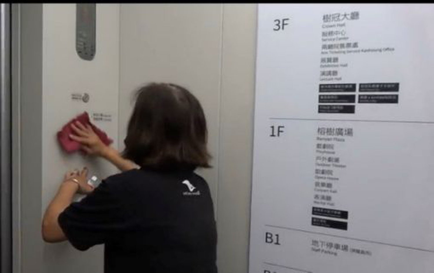 衛武營國家藝術文化中心加強內部消毒工作。 圖:衛武營國家藝術文化中心/提供 衛武營國家藝術文化中心加強內部消毒工作。 圖:衛武營國家藝術文化中心/提供