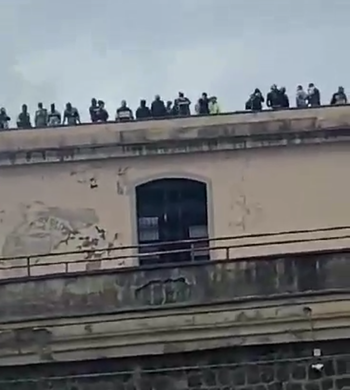 義大利當局禁止囚犯家屬探監,引起至少4座監獄囚犯造反。 圖:翻攝自Twitter 義大利當局禁止囚犯家屬探監,引起至少4座監獄囚犯造反。 圖:翻攝自Twitter