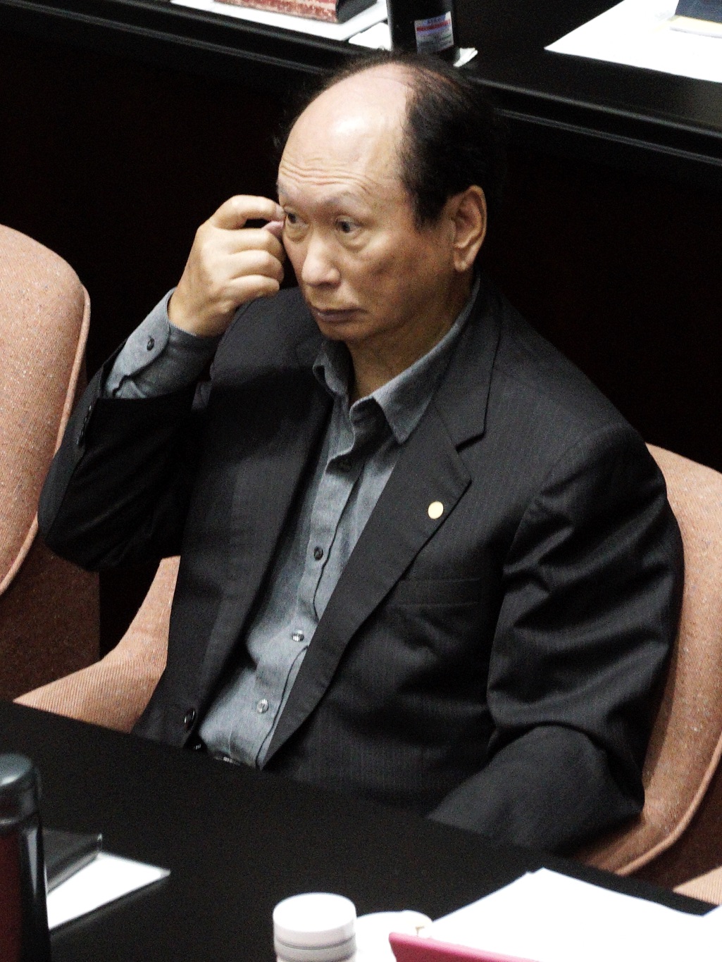 工程會主委兼政務委員吳澤成在立院院會總質詢時揉眼睛提神。 圖:張良一/攝 工程會主委兼政務委員吳澤成在立院院會總質詢時揉眼睛提神。 圖:張良一/攝