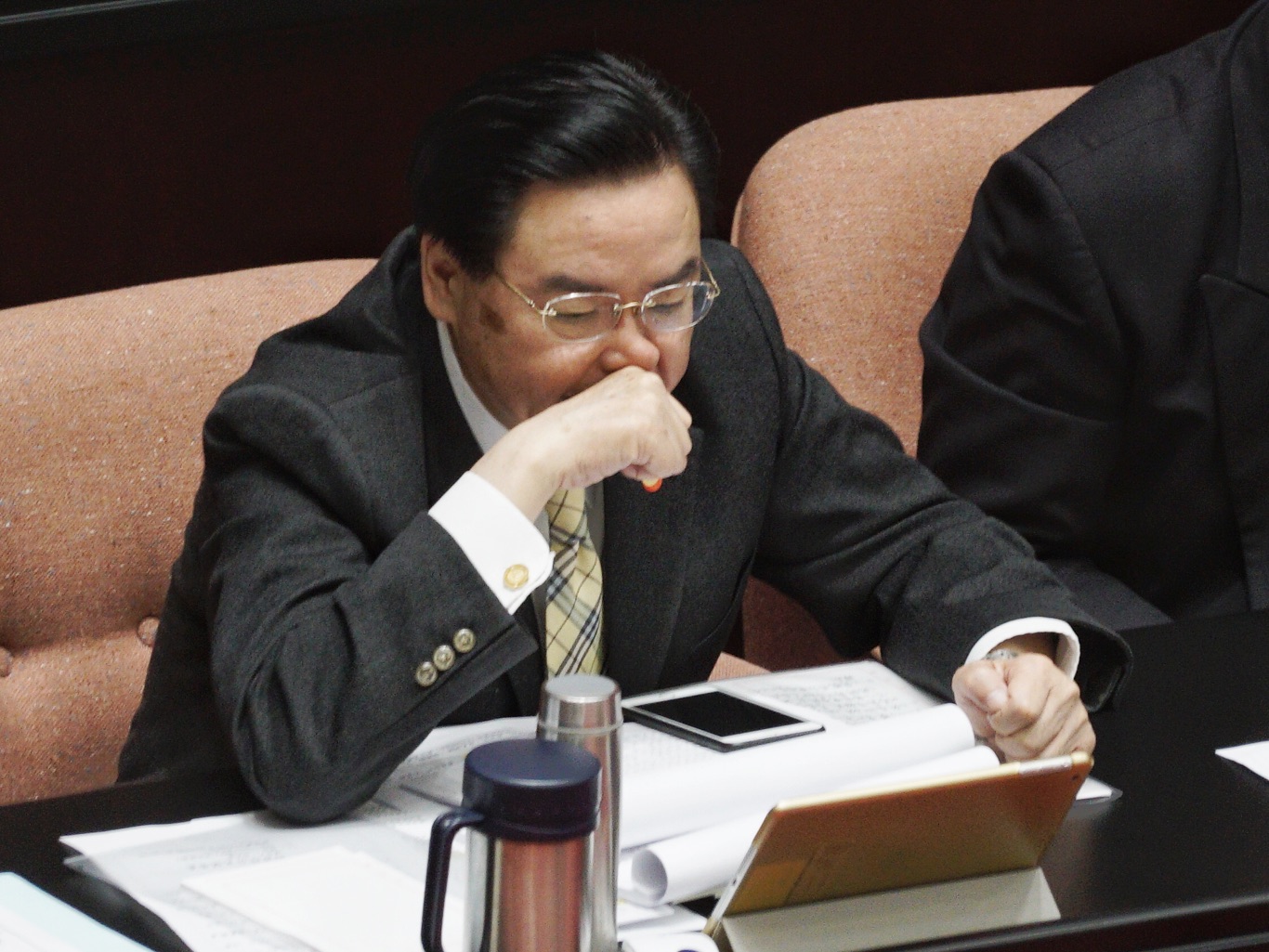 外交部長吳釗燮一邊閱讀文件,一邊用手揉鼻子。 圖:張良一/攝 外交部長吳釗燮一邊閱讀文件,一邊用手揉鼻子。 圖:張良一/攝
