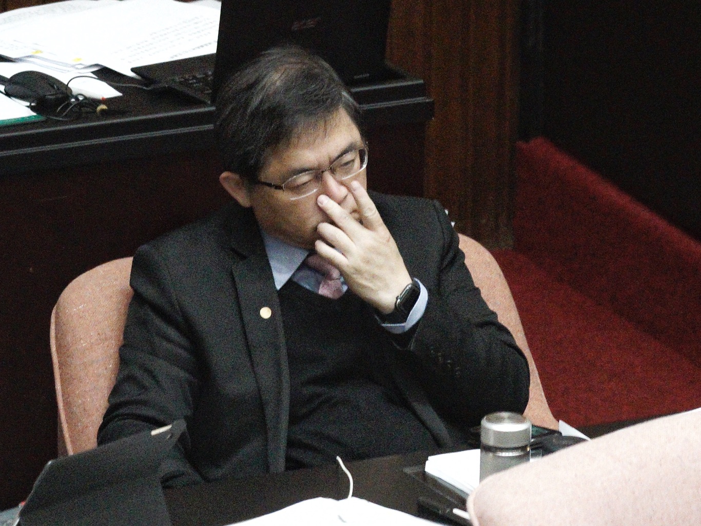 行政院秘書長李孟諺用手摳鼻子。 圖:張良一/攝 行政院秘書長李孟諺用手摳鼻子。 圖:張良一/攝