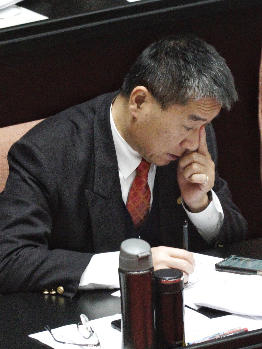 內政部長徐國勇一邊閱讀文件,一邊用手揉鼻子,神情若有所思。 圖:張良一/攝 內政部長徐國勇一邊閱讀文件,一邊用手揉鼻子,神情若有所思。 圖:張良一/攝