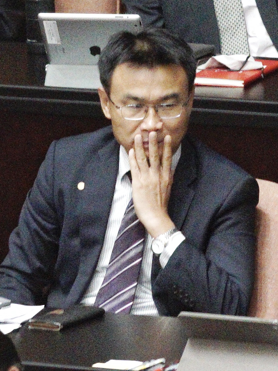 農委會主委陳吉仲用手摀住嘴巴,神情若有所思。 圖:張良一/攝 農委會主委陳吉仲用手摀住嘴巴,神情若有所思。 圖:張良一/攝