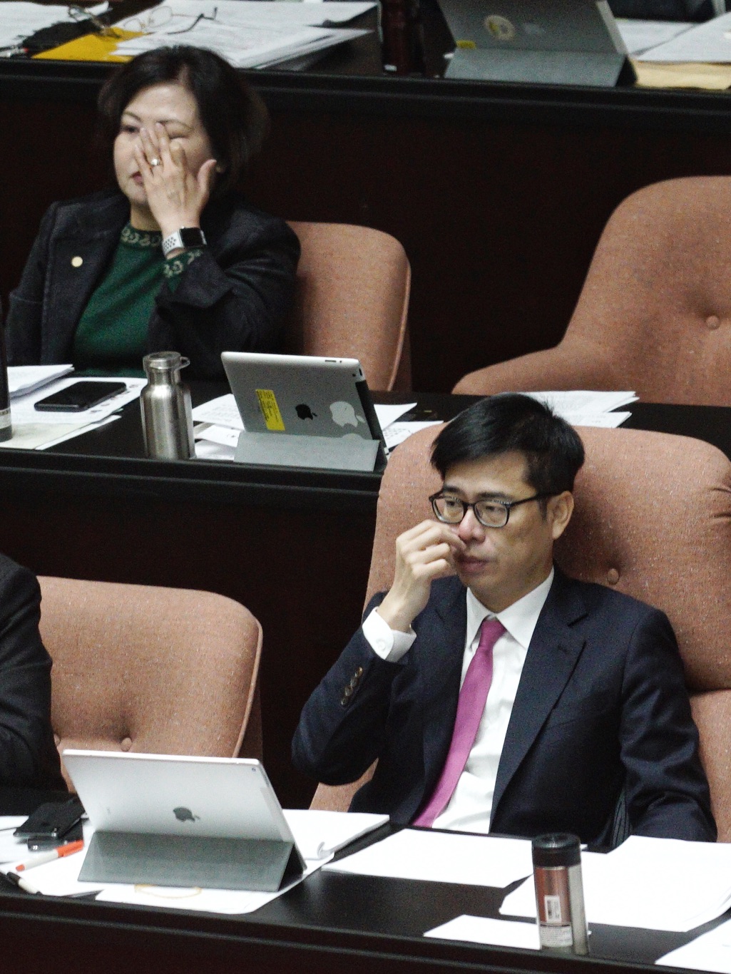 行政院副院長陳其邁(前)、勞動部長許銘春(後)在立法院院會總質詢時,不自覺的揉眼睛、摸鼻子。 圖:張良一/攝 行政院副院長陳其邁(前)、勞動部長許銘春(後)在立法院院會總質詢時,不自覺的揉眼睛、摸鼻子。 圖:張良一/攝
