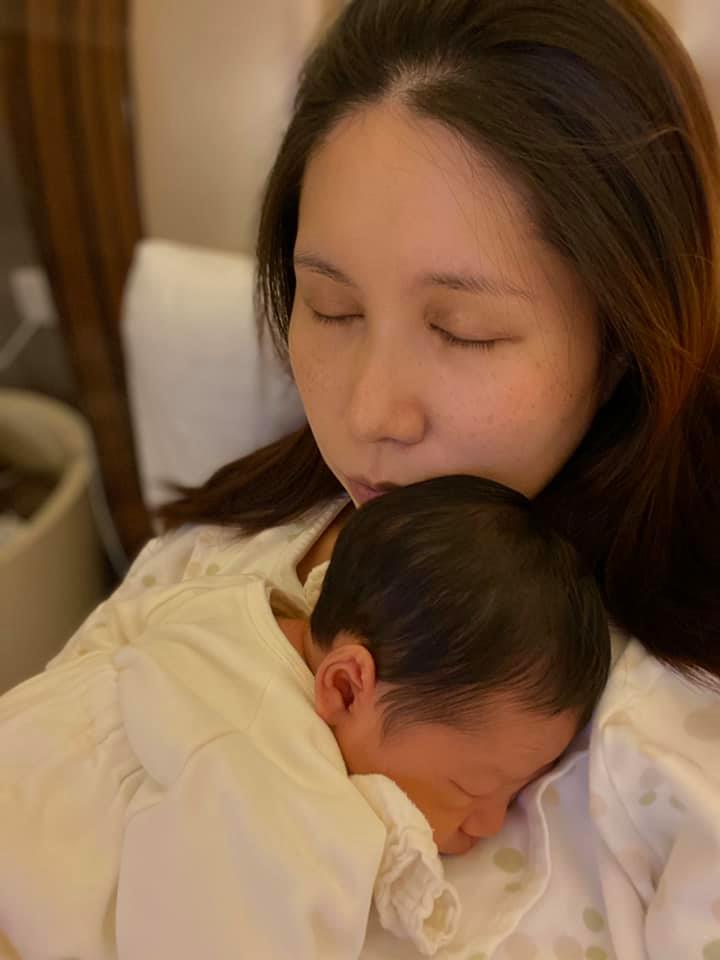 去年10月生完第二胎後,余苑綺發現癌症復發。 圖:翻攝自余苑綺Facebook 去年10月生完第二胎後,余苑綺發現癌症復發。 圖:翻攝自余苑綺Facebook