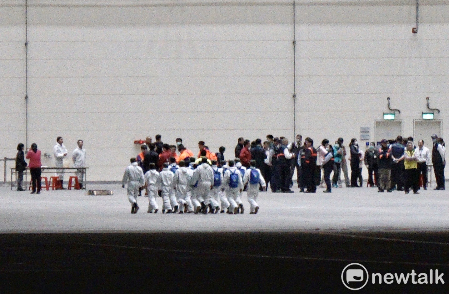 第二批武漢包機終於在10日晚間抵台,大批檢疫人員進駐桃園機場維修機棚等待武漢包機返台。 圖:張良一/攝(資料照片) 第二批武漢包機終於在10日晚間抵台,大批檢疫人員進駐桃園機場維修機棚等待武漢包機返台。 圖:張良一/攝(資料照片)