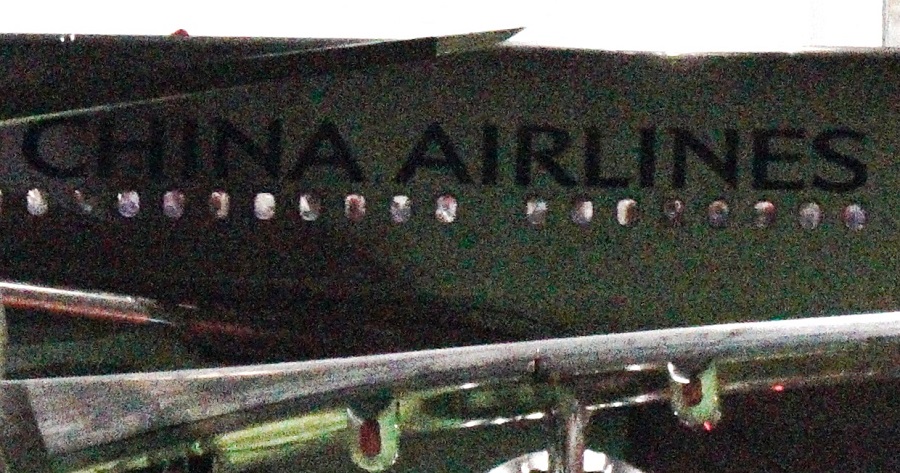 搭乘武漢包機返台的國人,在飛機返抵國門後,好奇的貼著機窗看看外面的情況。 圖:張良一/攝 搭乘武漢包機返台的國人,在飛機返抵國門後,好奇的貼著機窗看看外面的情況。 圖:張良一/攝