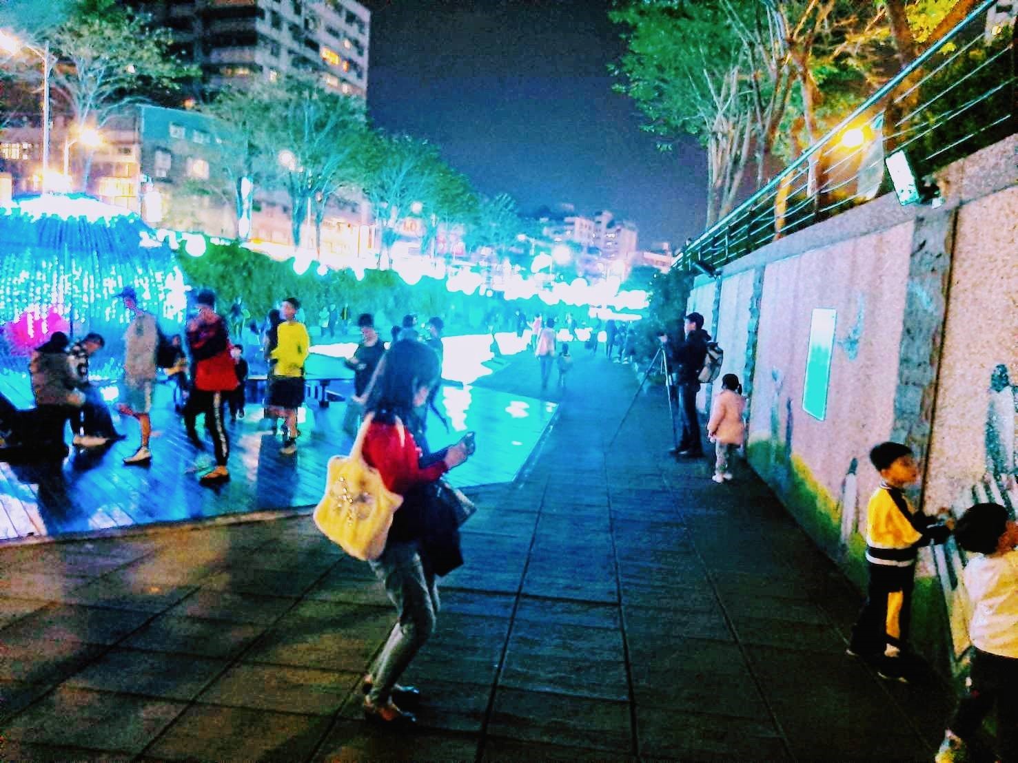 「幸福下一站-藍調中港」光雕show,使河廊變成新莊最熱門打卡、拍照景點。 圖:新北市水利局/提供 「幸福下一站-藍調中港」光雕show,使河廊變成新莊最熱門打卡、拍照景點。 圖:新北市水利局/提供