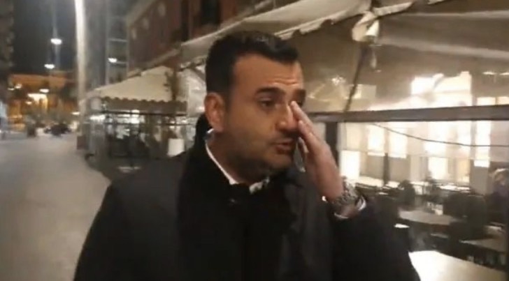 義大利巴里市長(Antonio Decaro)於10日實施宵禁當晚走上街頭,面對空蕩的街道市長哽咽哭了 圖:翻攝自義大利《新聞報》(La Stampa) 義大利巴里市長(Antonio Decaro)於10日實施宵禁當晚走上街頭,面對空蕩的街道市長哽咽哭了 圖:翻攝自義大利《新聞報》(La Stampa)