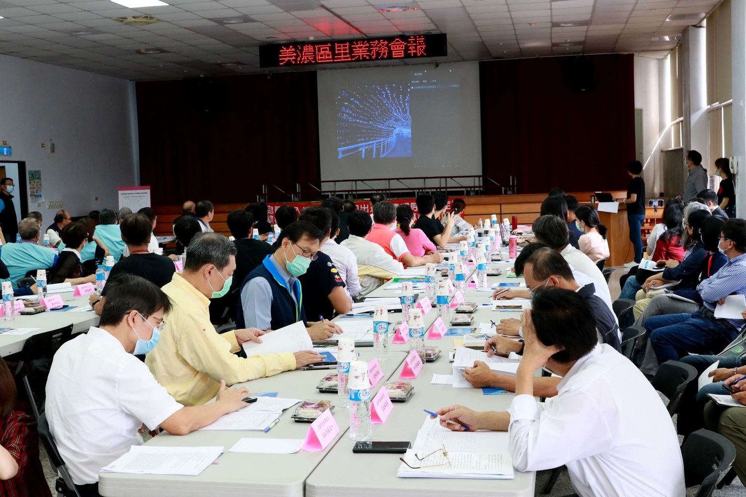 高市府召集美濃區里長舉行區務會報。 圖:高雄市政府/提供 高市府召集美濃區里長舉行區務會報。 圖:高雄市政府/提供
