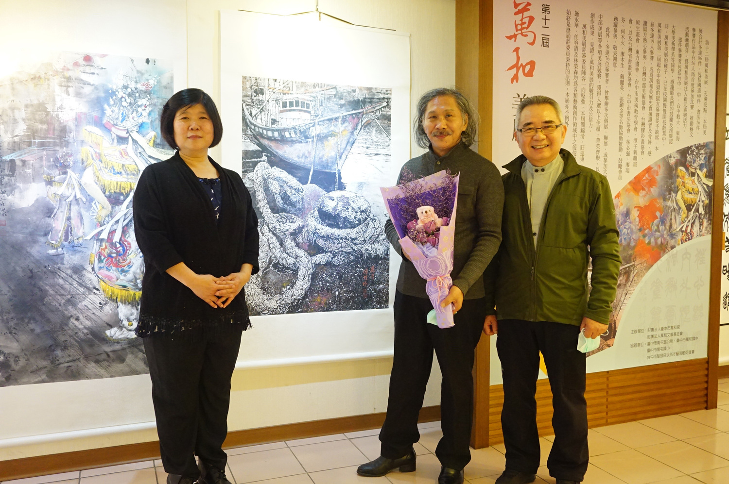 陳從珍與恩師何木火及簡錦清兩位大師在作品前合影。 圖:萬和宮/提供 陳從珍與恩師何木火及簡錦清兩位大師在作品前合影。 圖:萬和宮/提供