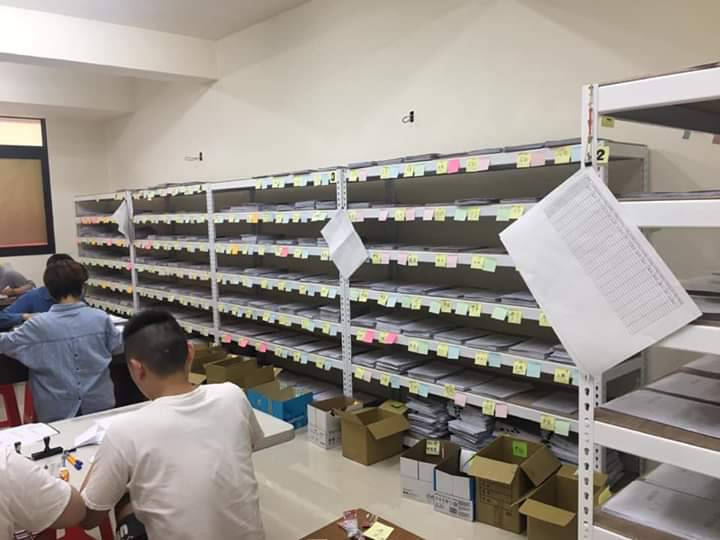 陳瓊華認為整理罷韓連署書很療癒。 圖:翻攝陳瓊華臉書 陳瓊華認為整理罷韓連署書很療癒。 圖:翻攝陳瓊華臉書