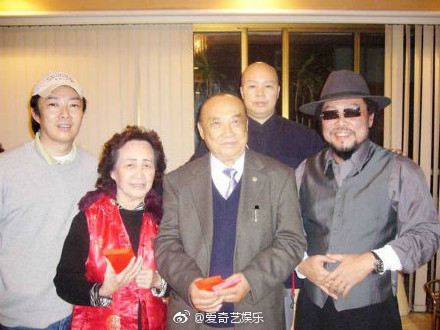 恆述法師全家福,弟弟張菲(右1)與費玉清(左1)都表示不會再幫姊姊還錢,希望姊姊能好好面對。 圖:翻攝自愛奇藝娛樂 微博 恆述法師全家福,弟弟張菲(右1)與費玉清(左1)都表示不會再幫姊姊還錢,希望姊姊能好好面對。 圖:翻攝自愛奇藝娛樂 微博