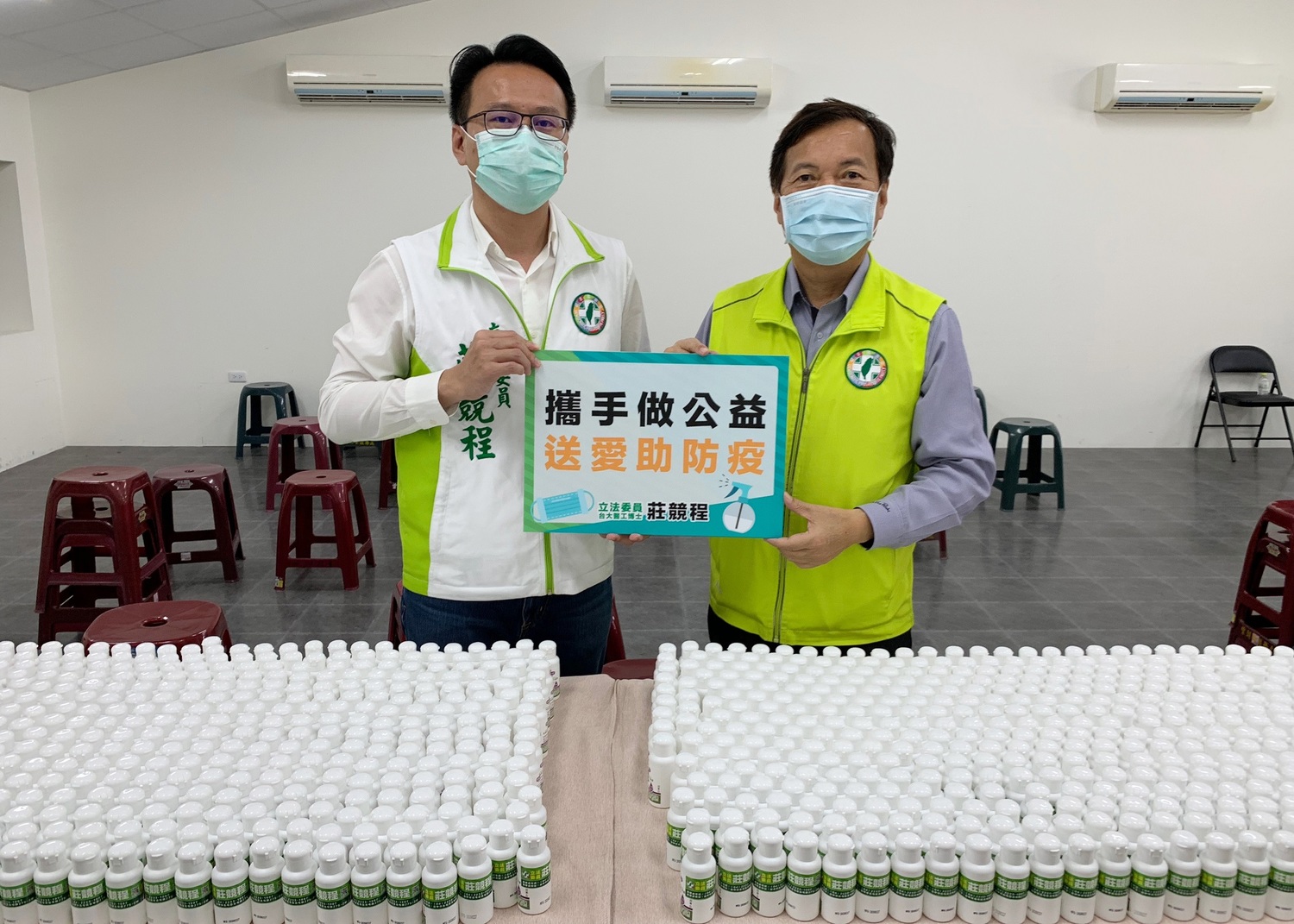 立委莊競程免費提供3000瓶「茶樹乾洗手凝膠」隨身瓶,分送北區、北屯區低收入戶,希望民眾常洗手,確保身體健康,為防疫能量盡一分心力。 圖 : 莊競程服務處/提供 立委莊競程免費提供3000瓶「茶樹乾洗手凝膠」隨身瓶,分送北區、北屯區低收入戶,希望民眾常洗手,確保身體健康,為防疫能量盡一分心力。 圖 : 莊競程服務處/提供