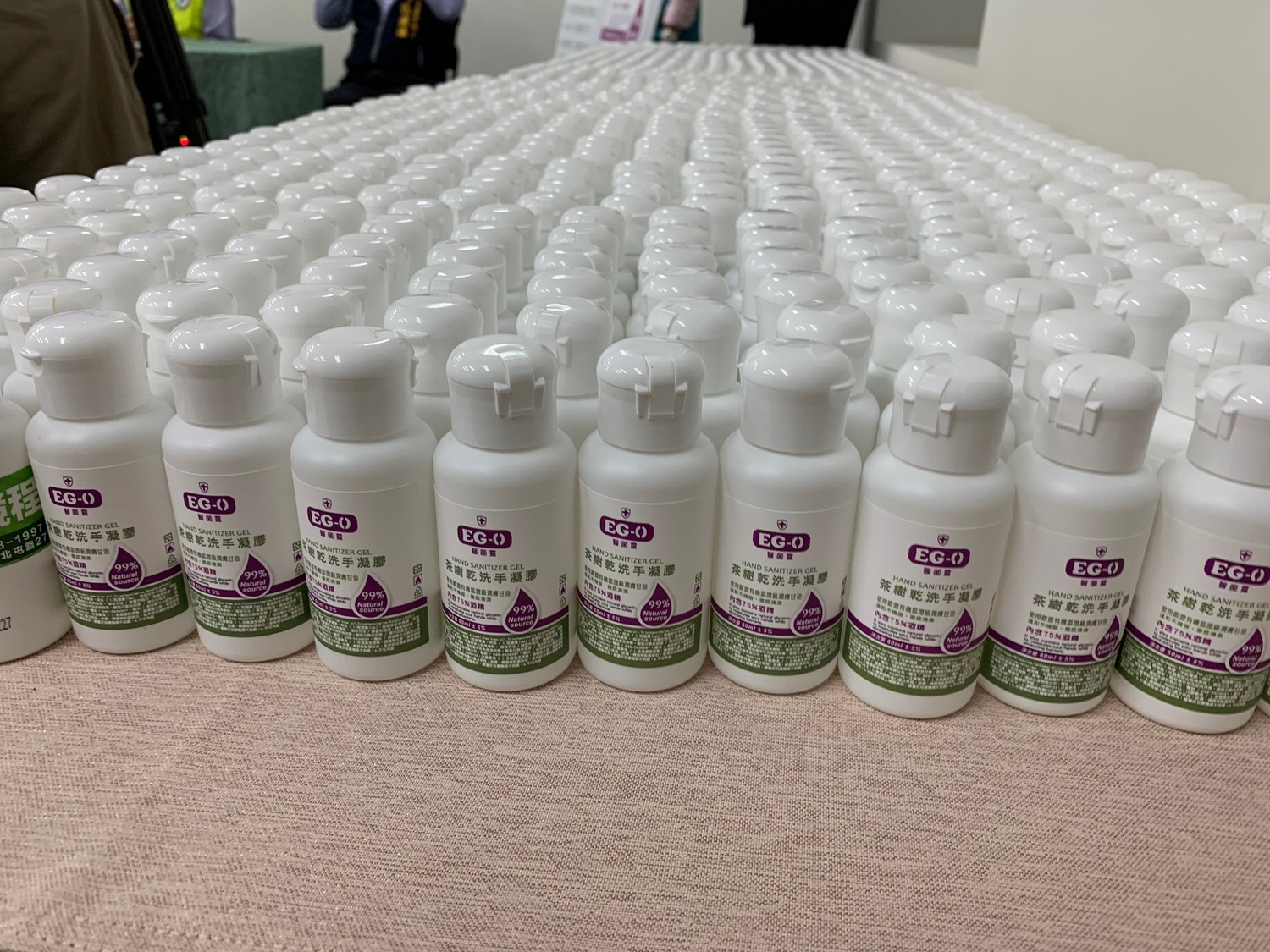 立委莊競程免費提供3000瓶「茶樹乾洗手凝膠」隨身瓶,分送北區、北屯區低收入戶,希望民眾常洗手,確保身體健康,為防疫能量盡一分心力。 圖 : 莊競程服務處/提供 立委莊競程免費提供3000瓶「茶樹乾洗手凝膠」隨身瓶,分送北區、北屯區低收入戶,希望民眾常洗手,確保身體健康,為防疫能量盡一分心力。 圖 : 莊競程服務處/提供