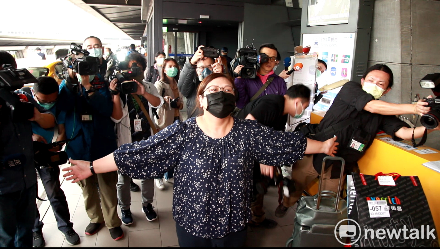 新北磘里里長林綺芳在機場防疫計程車站前由工作人員進行消毒才搭車離去。 圖:林昀真/攝 新北磘里里長林綺芳在機場防疫計程車站前由工作人員進行消毒才搭車離去。 圖:林昀真/攝