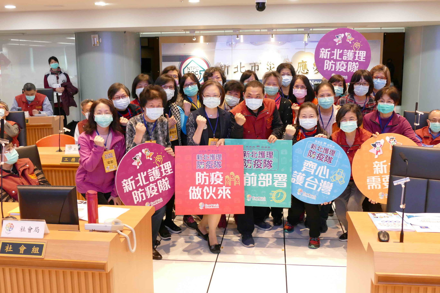 新北市長侯友宜與新北護理防疫隊員合影。 圖:新北市衛生局提供 新北市長侯友宜與新北護理防疫隊員合影。 圖:新北市衛生局提供