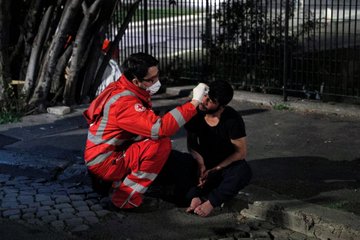 義大利紅十字會人員在街頭為弱勢族群量體溫、準備食物等,共同抗疫。 圖:翻攝自AJ+推特 義大利紅十字會人員在街頭為弱勢族群量體溫、準備食物等,共同抗疫。 圖:翻攝自AJ+推特