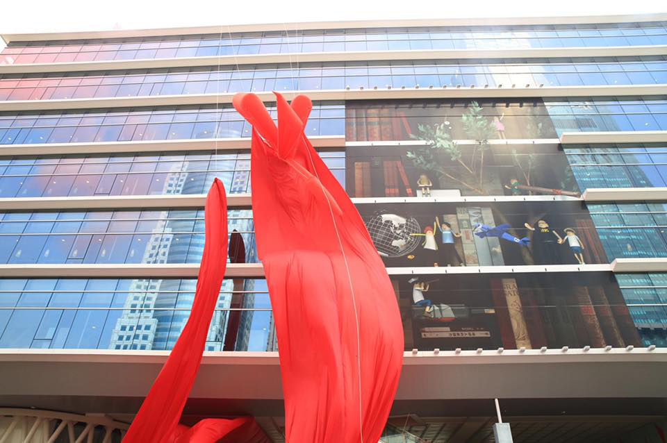 2014年底高雄市圖書館新總館落成時,新總館開幕外牆的大幅平面玻貼,是陳彥安獻給高雄的首個作品。 圖:翻攝自Wecare高雄臉書 2014年底高雄市圖書館新總館落成時,新總館開幕外牆的大幅平面玻貼,是陳彥安獻給高雄的首個作品。 圖:翻攝自Wecare高雄臉書