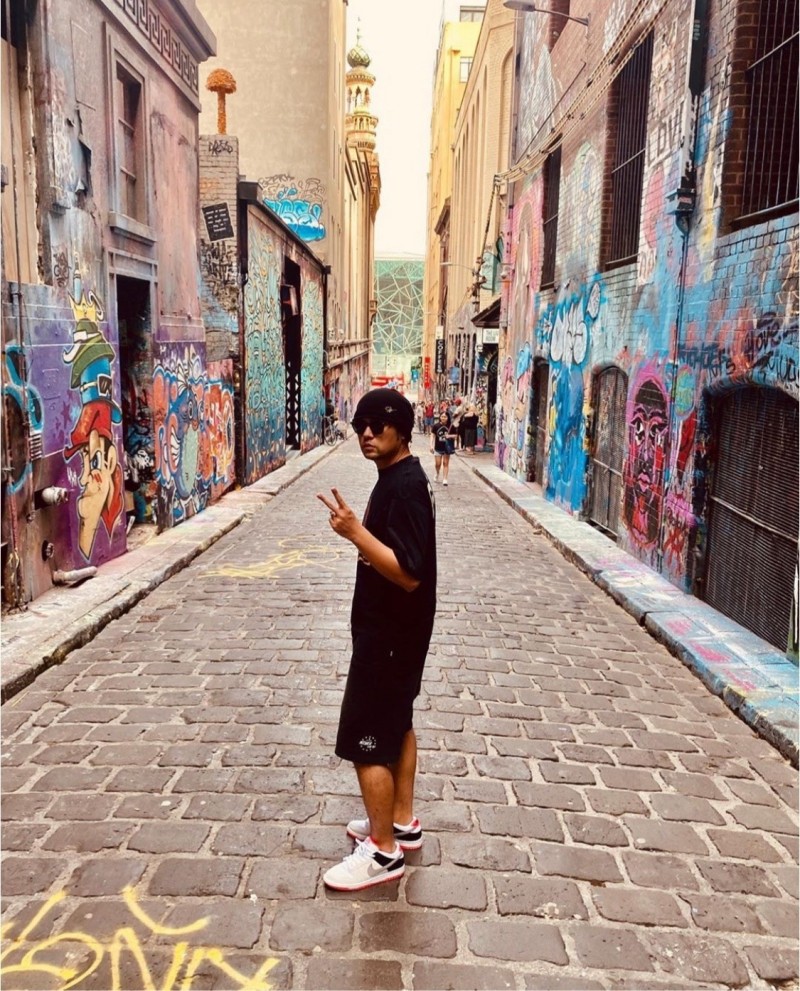 周杰倫在澳洲知名景點ACDC巷旅遊。 圖:翻攝自周杰倫IG 周杰倫在澳洲知名景點ACDC巷旅遊。 圖:翻攝自周杰倫IG