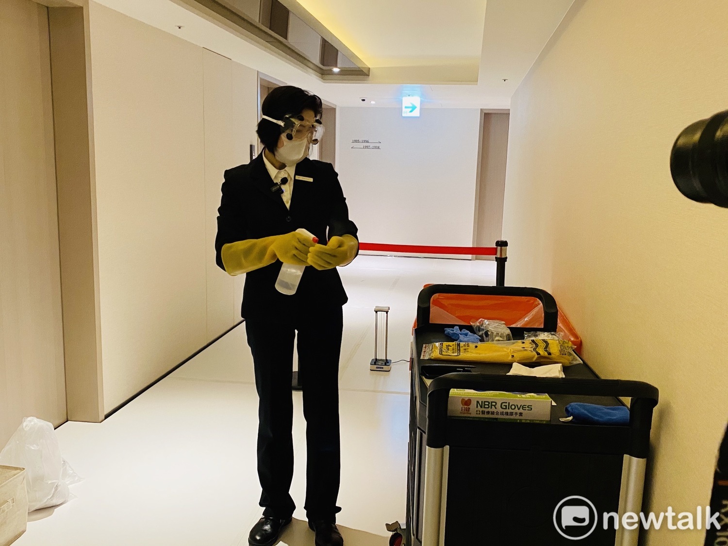 防疫旅館工作人員示範消毒SOP。 圖:周煊惠 /攝 防疫旅館工作人員示範消毒SOP。 圖:周煊惠 /攝