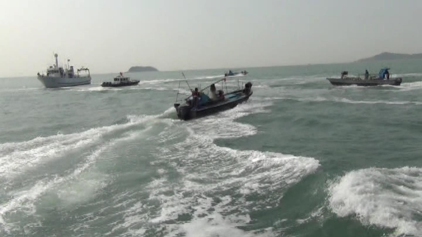 十餘艘中國船艦向海巡署船艦丟擲石塊、酒瓶。 海巡署提供。 十餘艘中國船艦向海巡署船艦丟擲石塊、酒瓶。 海巡署提供。