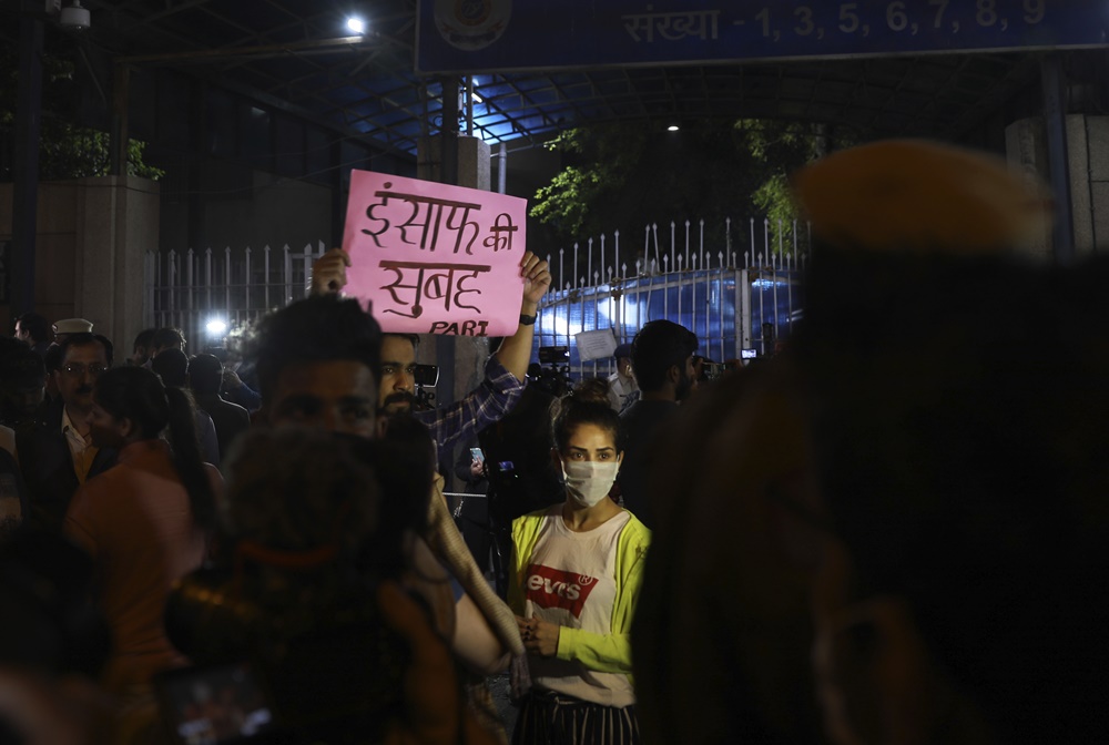 4名性侵犯在首都外的提哈(Tihar)監獄被處死,大批民眾手持標語牌在監獄等待處刑及慶祝。 圖:達志影像/美聯社 4名性侵犯在首都外的提哈(Tihar)監獄被處死,大批民眾手持標語牌在監獄等待處刑及慶祝。 圖:達志影像/美聯社