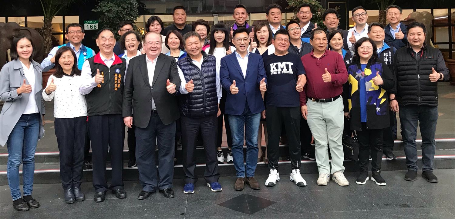 國民黨主席江啟臣、祕書長李乾龍與新北市議會國民黨黨團成員合影。 圖:國民黨新北市議會黨團提供 國民黨主席江啟臣、祕書長李乾龍與新北市議會國民黨黨團成員合影。 圖:國民黨新北市議會黨團提供