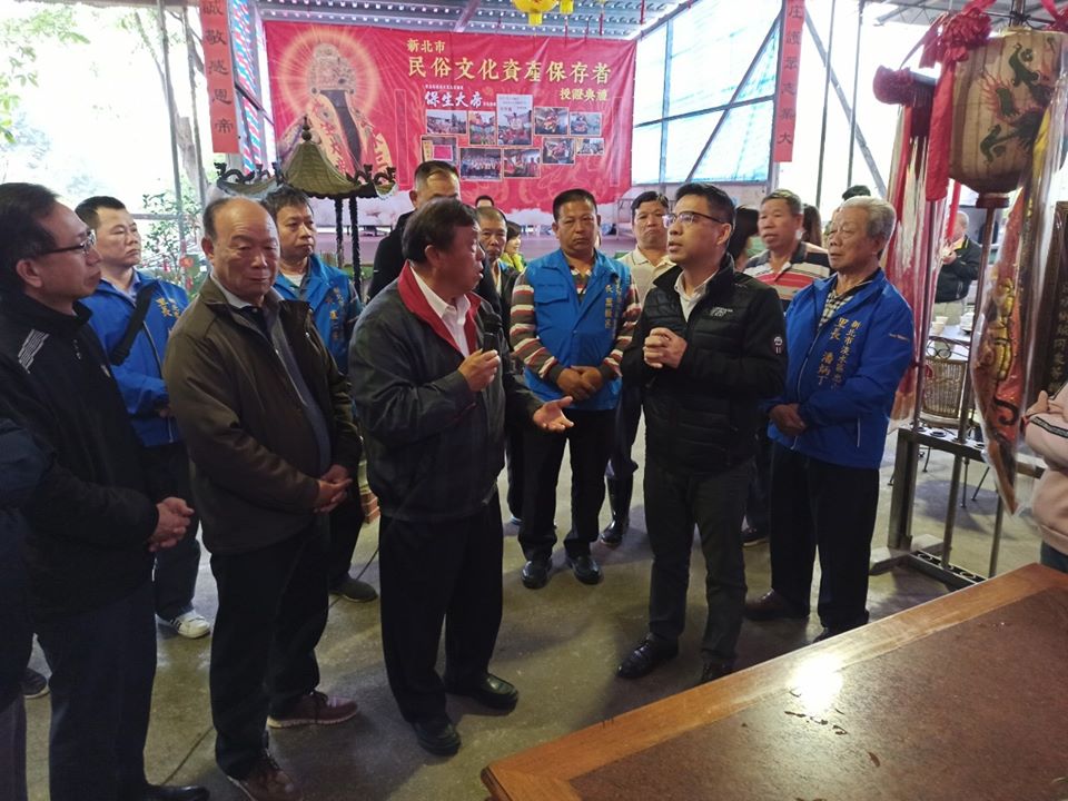 民政局長柯慶忠(右二)、淡水區長巫宗仁(左一)與「三芝九庄輪祀保生大帝」主委蔡錦賢(左三)討論取消遶境。 圖:翻攝淡水三芝九庄輪祀保生大帝臉書專頁 民政局長柯慶忠(右二)、淡水區長巫宗仁(左一)與「三芝九庄輪祀保生大帝」主委蔡錦賢(左三)討論取消遶境。 圖:翻攝淡水三芝九庄輪祀保生大帝臉書專頁