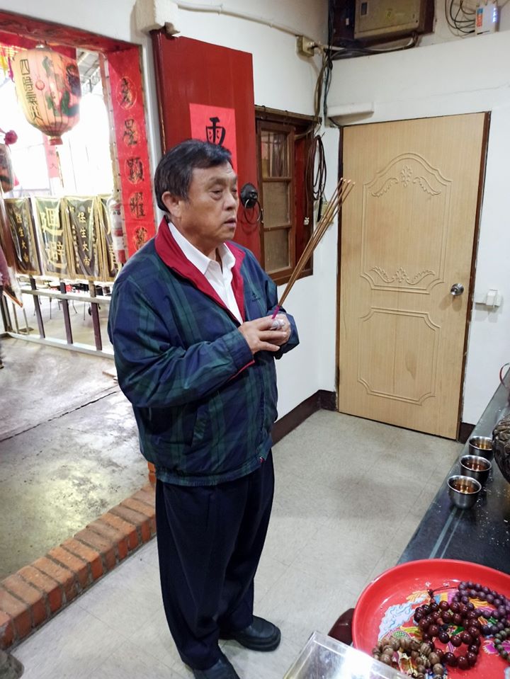 「淡水三芝九庄輪祀保生大帝」蔡錦賢向保生大帝請示。 圖:翻攝淡水三芝九庄輪祀保生大帝臉書專頁 「淡水三芝九庄輪祀保生大帝」蔡錦賢向保生大帝請示。 圖:翻攝淡水三芝九庄輪祀保生大帝臉書專頁