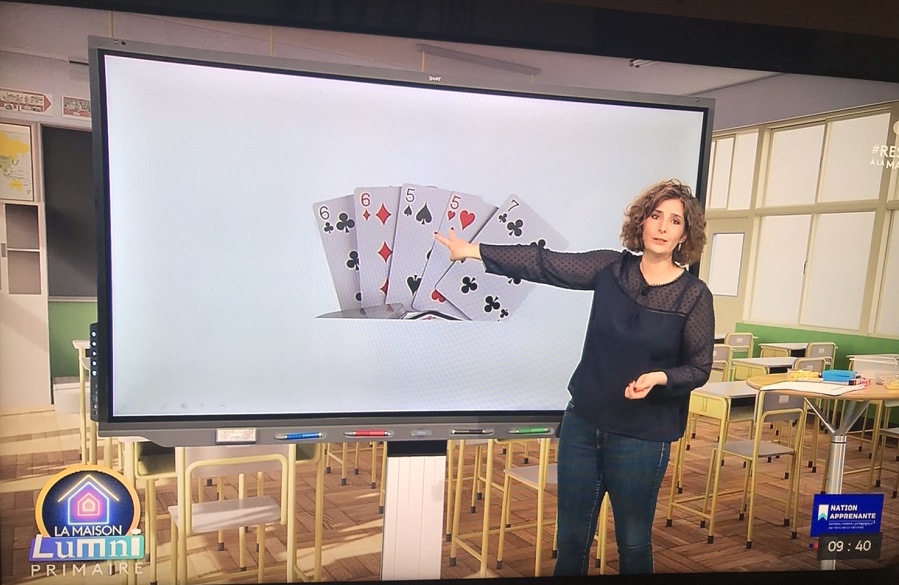 今天開始的第四台教學節目,女教師以生動活潑的方式對全國孩童授課。 圖:蔡筱穎翻攝 今天開始的第四台教學節目,女教師以生動活潑的方式對全國孩童授課。 圖:蔡筱穎翻攝