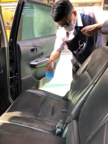 羅智強表示,「防疫車隊」司機遭嚴重抽傭,導致司機為了多接幾趟而省略消毒步驟,反而成為潛在的防疫破口。示意圖。 圖:台南市政府/提供 羅智強表示,「防疫車隊」司機遭嚴重抽傭,導致司機為了多接幾趟而省略消毒步驟,反而成為潛在的防疫破口。示意圖。 圖:台南市政府/提供
