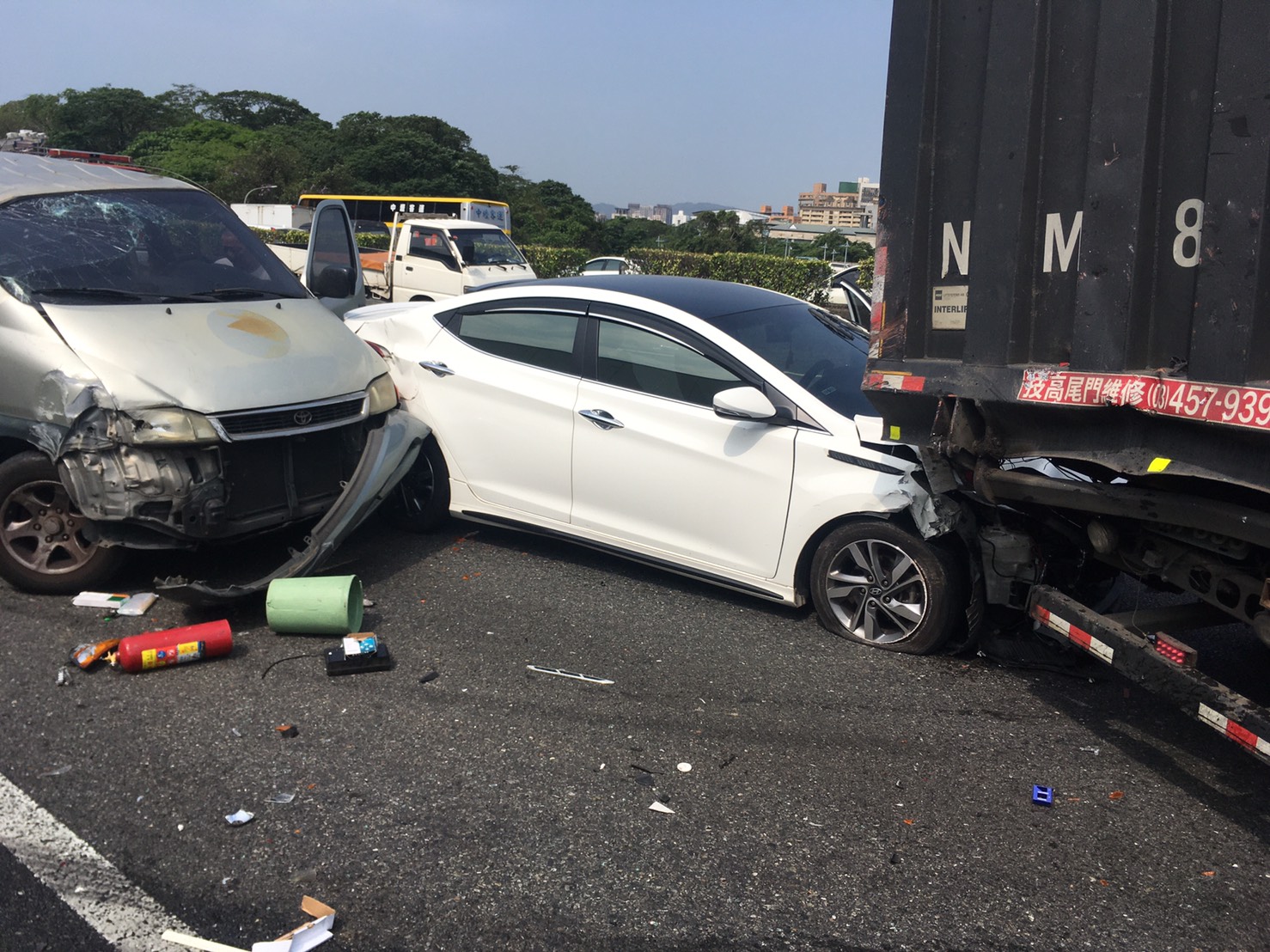 該起車禍共有3部小轎車、1部箱型車、1部小禍車、1部大貨車、1部聯結車追撞,一度造成4線道全阻塞。 圖:新北市消防局提供 該起車禍共有3部小轎車、1部箱型車、1部小禍車、1部大貨車、1部聯結車追撞,一度造成4線道全阻塞。 圖:新北市消防局提供
