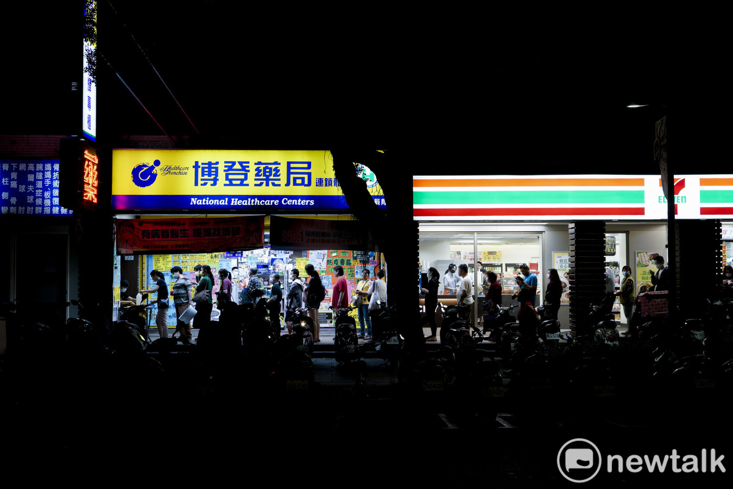 每週一次到藥房排隊購買口罩,已成了疫情之下的尋常風景。 圖:張良一/攝 每週一次到藥房排隊購買口罩,已成了疫情之下的尋常風景。 圖:張良一/攝