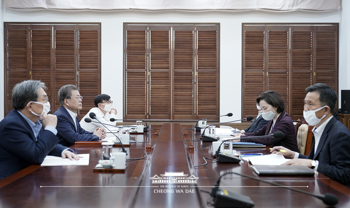 文在寅於會議中承諾會全面刪除影片,也會提供被害者一切援助。 圖 : 翻攝自青瓦台官網 文在寅於會議中承諾會全面刪除影片,也會提供被害者一切援助。 圖 : 翻攝自青瓦台官網