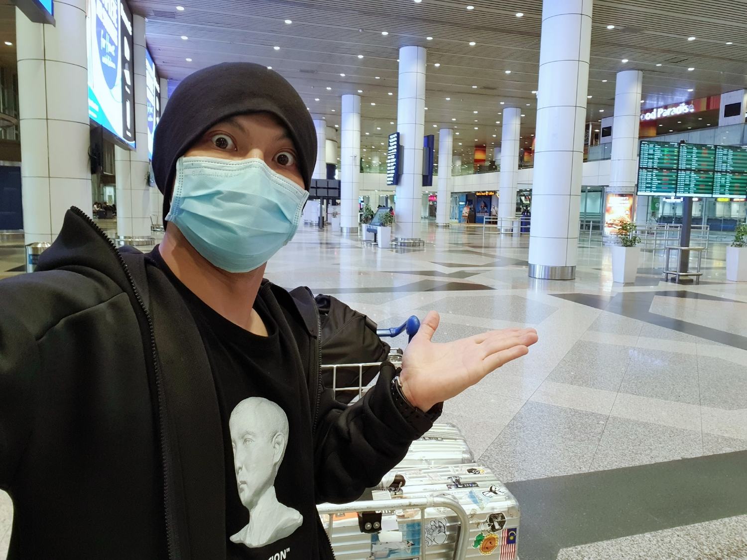馬來西亞歌手黃明志,20日回國後在馬來西亞機場拍照報平安。 圖:黃明志臉書粉專 馬來西亞歌手黃明志,20日回國後在馬來西亞機場拍照報平安。 圖:黃明志臉書粉專